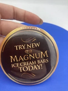 Prova Nuovo Magnum Gelato Barrette Spilla Pulsante Posteriore Pubblicità 3" - Foto 1 di 3