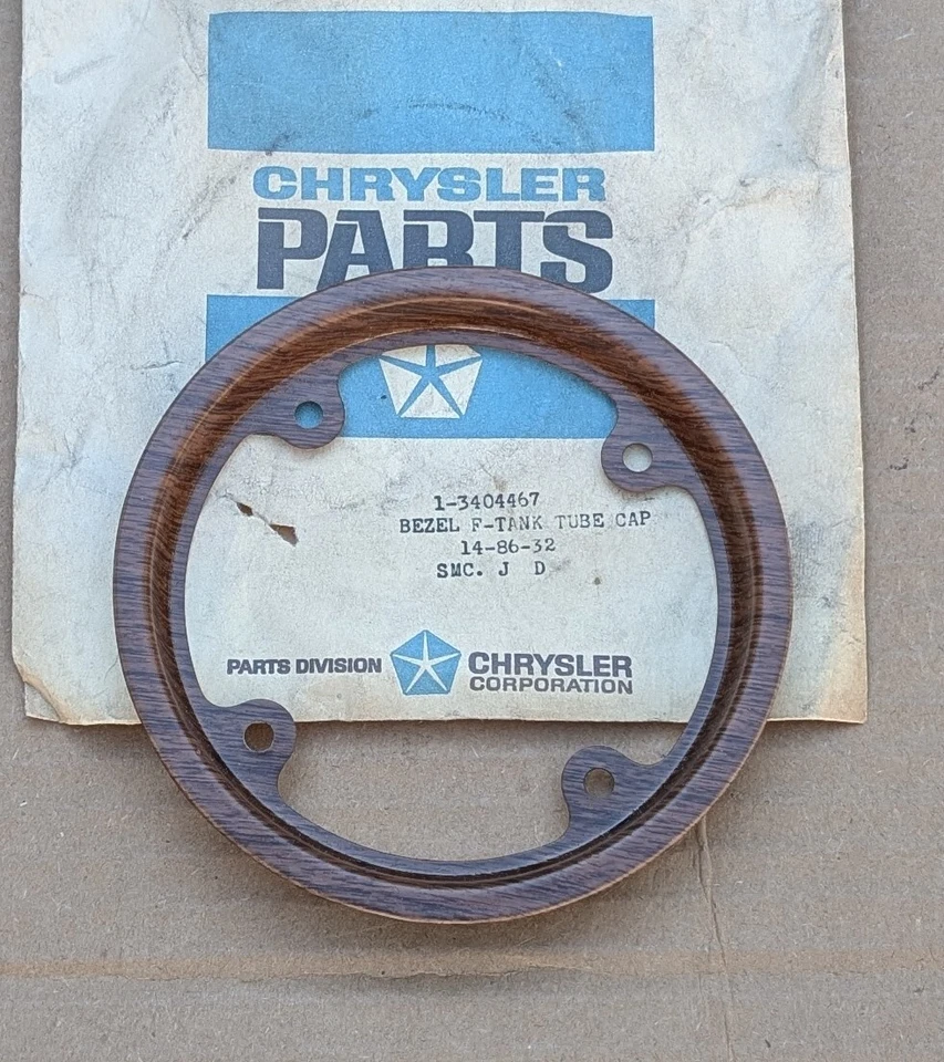 Bisel de tapa de tubo de llenado de combustible Mopar NOS 1969 Belvedere & Coronet Station Wagon Foto 1 de 1
