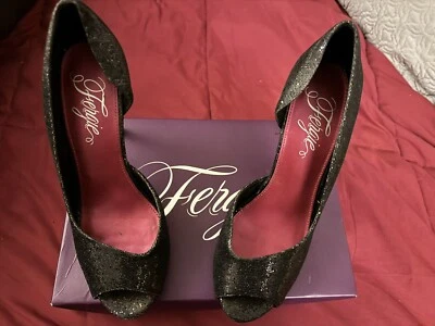 CALZADO FERGIE - NEGRO TALLA 9 - TACÓN ELEGANTE CONCIENCIA PEEPTOE Foto 1 de 3