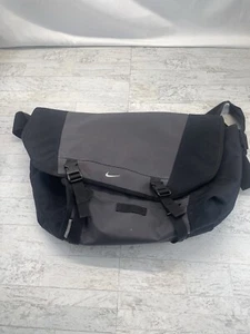 Nike Commuter Messenger Bag 15" Borsa per Laptop Nera Nike Trasporto - Foto 1 di 9