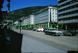 Años 60 Original Explicación COCHES CLÁSICOS Escena callejera Berg Noruega Kodak Publicidad - Imagen 1 de 1