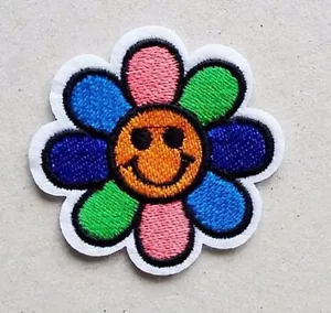 HEAT STICKER PATCH BADGE APPLIQUE * 5 cm * FLOWER PETAL COLORED SMILE - C651 - Picture 1 of 1