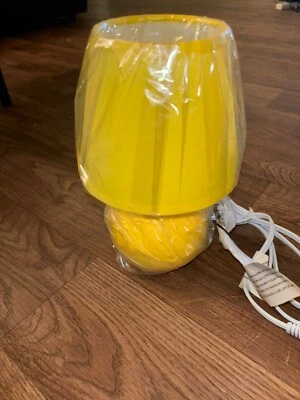 Lámpara de mesa mini globo de cerámica de diseño simple con pantalla de tela a juego, amarilla Foto 1 de 2