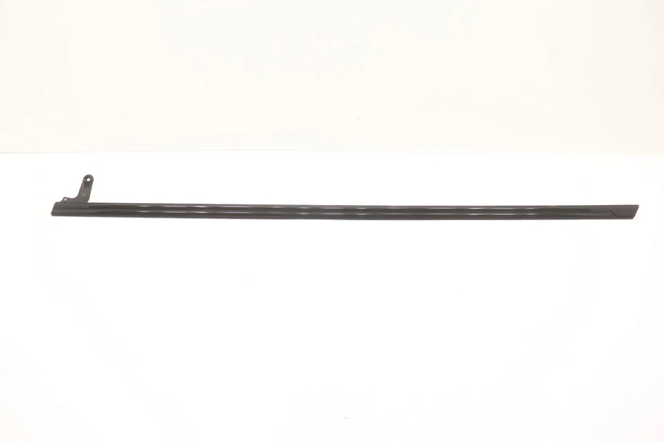 Chevrolet Suburban 2021-2024 cuarto lado derecho moldura superior OEM 86810268 Foto 1 de 4