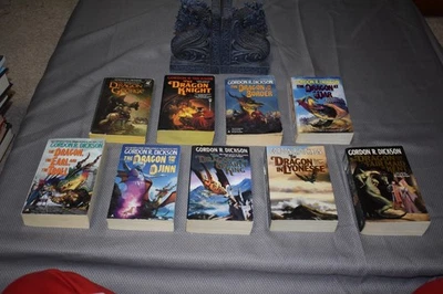 Dragon Knight series/set Gordon R Dickson (1st Edition/Varied Print, Paperback) Foto 1 de 4