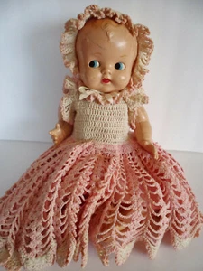 Vintage Ideal Baby Mine Puppe seitlich blickende Augen rosa weiß Häkelkleid Haube - Bild 1 von 10