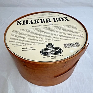 Caja coctelera grande redonda de madera SUDBERRY HOUSE ALMACENAMIENTO DE HILO DENTAL CON AGUJAS ~ NUEVA - Imagen 1 de 17