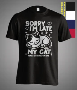 Sorry I'm Late My Cat Was Sitting On Me Satire Sarcástico Meme Divertido Regalo Camiseta - Imagen 1 de 6