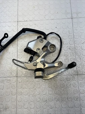 Yamaha FJ09 2015-2017 palanca de freno trasera derecha con maestro y pinza plateada OEM Foto 1 de 4