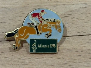 b  PINS PIN CHEVAL HORSE JUMPING JO ATLANTA 1996 96 OLYMPIC OLYMPIQUE NOC - Picture 1 of 1