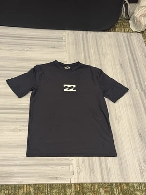 Camiseta Billabong Para Hombre Mediana Negra Calce Suelto UPF 50+ Manga Corta Protección contra Erupciones Foto 1 de 3