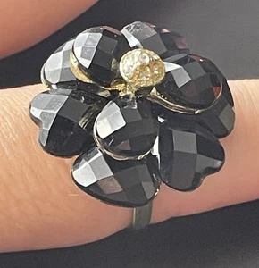 Anillo Disfraz Floral Pétalo Flor Tono Negro y Dorado Distintivo Joyería de Moda - Imagen 1 de 5