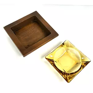 Cenicero de vidrio amarillo vintage años 70 con base de madera 6" cuadrado retro MCM - Imagen 1 de 9