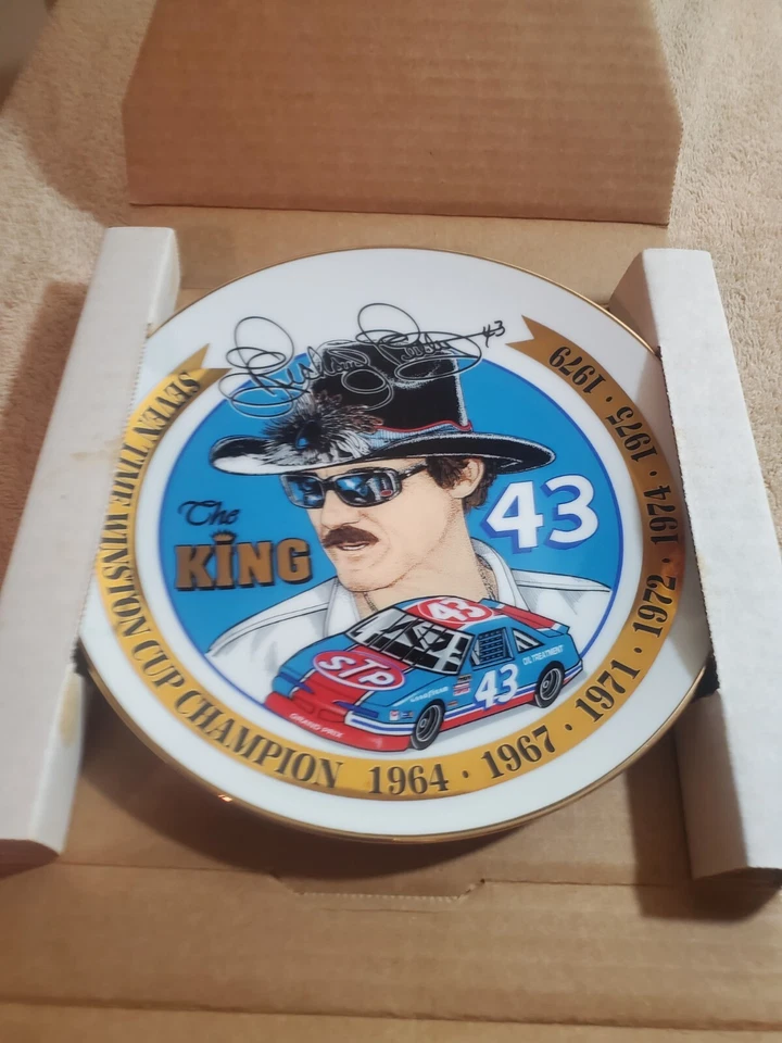 Placa Comercial Richard Petty NASCAR #43 The King 7 Vezes Campeão da Copa Winston - Imagem 1 de 1