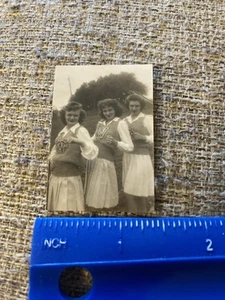 1940's Small Photo Three Cheerleaders With Letter Sweaters Pose With Class Rings - Bild 1 von 3