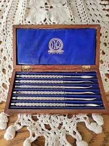 Antik 1884 HMQ H.M. Quackenbush Hummer Meeresfrüchte oder Nuss Plektren & Holzkiste  - Bild 1 von 15