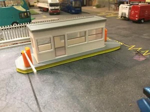 1:76 Scale Security barrier hut/ Gate house - Picture 1 of 6