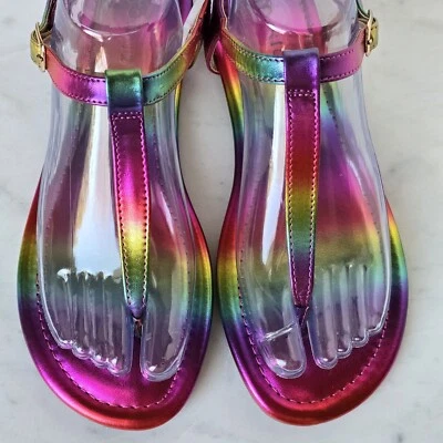 Сандалии Torrid большого размера шириной 7,5 времен Второй мировой войны Always Proud с Т-образным ремешком металлик Rainbow Pride - Изображение 1 из 4