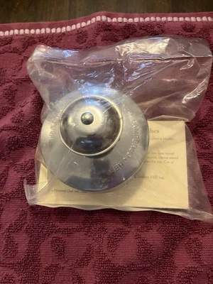 The Pampered Chef Cut-N-Seal 3.5" Sandwich Cutter and Sealer - Silver (1195) - Image 1 of 2