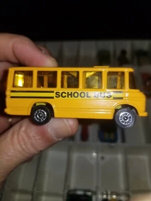 Autobús escolar Gorgi Juniors amarillo Mercedes Benz Foto 1 de 4