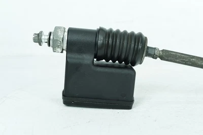 Harley Dyna FXD 95 Low Rider OEM depósito de cilindro maestro de freno trasero con varilla de empuje Foto 1 de 4