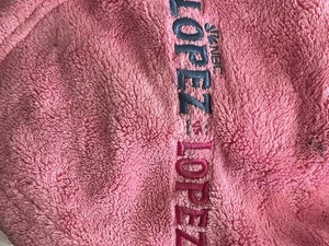 RARA MANTA ROSA MEMORABILIA DE PROGRAMA DE TV LOPEZ VS LOPEZ COMEDIA DE SITUACIÓN JENNIFER - Imagen 1 de 5