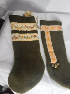 Grüne Vintage Handarbeit Strümpfe deutsche Weihnachtsborte Stickerei Set - Bild 1 von 3