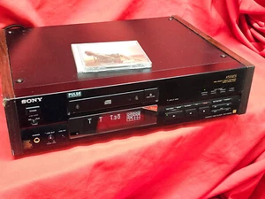 SONY X555ES CD PLAYER WITH REMOTE WORKING GOOD - Picture 1 of 9