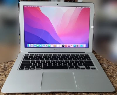 MacBook Air principios de 2015 13" A1466 Intel Core i5-5250U 1,6 GHz 128 GB 8 GB Monterey Foto 1 de 4