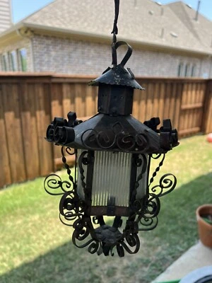 Antigua lámpara colgante vintage de hierro negro de vidrio desplazado pequeña Foto 1 de 4