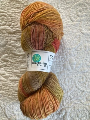 Hilo blando McMullin Fiber Co. ~ SuperWash Merino, nailon ~ cañones pintados naranja Foto 1 de 3