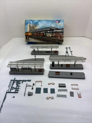 Plataforma ferroviaria de paso Kibri Munchen escala HO 9550 Foto 1 de 4