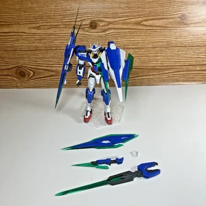 Bandai Gundam 1/100 MG 00 OO GNT-0000/FS 00 Qan[T] Quanta Qant preconstruido - Imagen 1 de 13