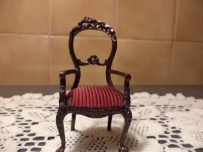Sillón tallado de lujo vintage Bespaq caoba 1:12 miniatura para casa de muñecas Foto 1 de 4