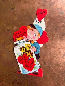 Tarjeta de San Valentín Kitsch Antropomórfica Abeja Embotellada Niño De Colección c 1950s Sin Usar - Imagen 1 de 4