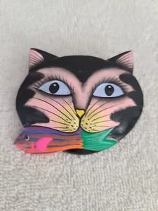 HANDCRAFTED FOLK ART STYLE WOOD HANDPAINTED HUNGRY CAT FISH BROOCH PIN INDONESIA - Picture 1 of 6
