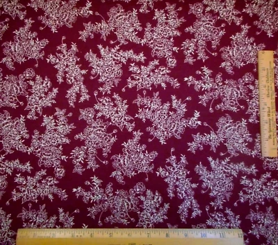 Tela de reproducción de la Guerra Civil por yarda floral sobre algodón granate de colección Foto 1 de 2