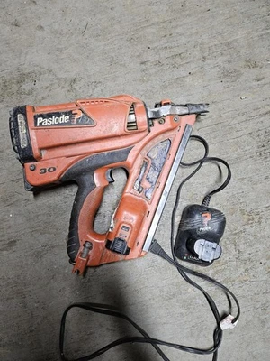 paslode framing and finish nailer / charger and battery included - Image 1 of 2