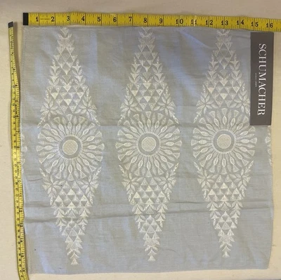 "Muestra remanente de tela azul suave bordado Tasmin SCHUMACHER 16"" X 16""" Foto 1 de 2