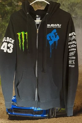 DC Ken Block #43 Subaru Sudadera con Capucha con Cremallera Monster STi Y2K - Para Hombre Talla Pequeña - Imagen 1 de 4