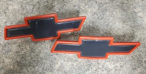 SET OF 2 - NEW NOS Genuine GM Chevrolet Bowtie Emblems Black Red - Bild 1 von 4