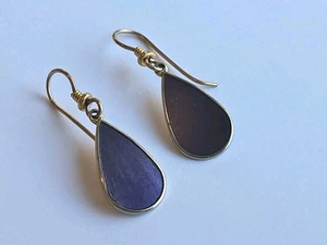 Pendientes colgantes firmados Laurel Burch esmalte púrpura marco de metal tono dorado - Imagen 1 de 4