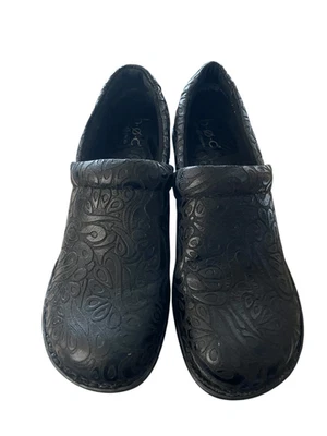 Zueco para mujer BOC Born Concept de cuero negro floral cachemira en relieve talla 8,5 M Foto 1 de 4