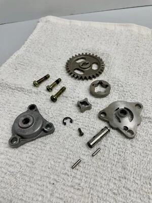 Suzuki DR100 1986 usado OEM bomba de aceite y engranaje (falta pasador de engranaje) Foto 1 de 4