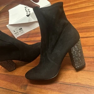 Botines Aldo Side Zip Negro Gamuza Tachonado Tacón Talla 8.5 Fecha - Imagen 1 de 9