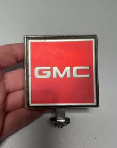 RARO ROSSO 1977 1978 1979 1980 GMC cappuccio ornamento emblema JIMMY SUBURBAN SQUAREBODY - Foto 1 di 12