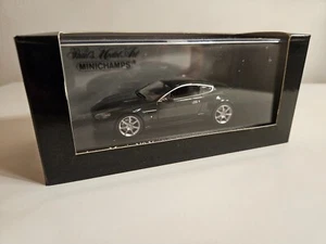 Modellino Aston Martin V8 Vantage Verde 1:43 Minichamps - Foto 1 di 19