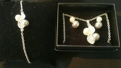 Opposites Attract 3-Piece Gift Set, Necklace, Earrings, Bracelet AVON 2014, NEW - Image 1 of 4