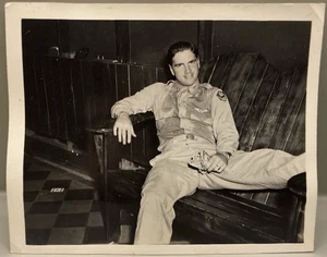 Foto militar vintage de 5x4 aviador de la Segunda Guerra Mundial relajante con cartas años 40 - Imagen 1 de 1