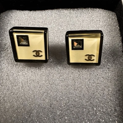 Auténticos pendientes Chanel Cruise 2008 - tachuelas cuadradas chapadas en oro con pedrería y resina  Foto 1 de 3